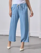 Pantalón capri de lyocell celeste, corte wide leg, con pretina elástica ajustable con lazo y bolsillos delanteros.
