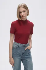 Remera blanca de viscosa con cuello alto y manga corta.
