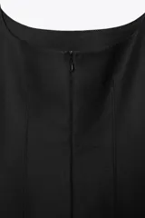 Vestido midi negro de breteles finos regulables, escote recto y abertura en el ruedo.