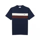 Remera Lacoste azul marino con franjas horizontales blancas y marrones en el pecho y logo de la marca bordado en verde.