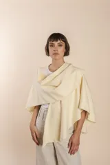 Ruana corta de lana color marrón con terminación de crochet hecho a mano. Prenda cómoda, versátil y fácil de combinar.