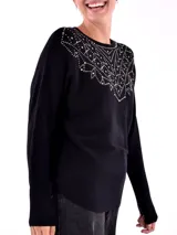 Buzo negro de tejido de punto con cuello redondo y mangas largas, decorado con apliques de strass en el canesú.