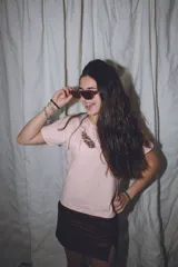 Minifalda dorada de cuero sintético, corte medio/bajo, con cortes en el delantero y pequeño tajo a un lado.