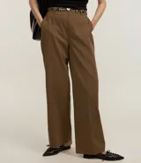 Pantalón de vestir marrón de corte recto, con trabillas en la cintura y estampado de cuadros.