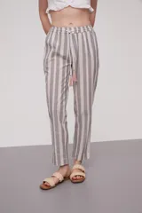 Babucha con estampado a rayas en tonos gris y rosa, con cintura elástica y cordón ajustable.