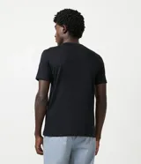 Remera slim de manga corta color salmón, de punto medio, sin estampado y cuello redondo.