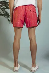 Short de baño rojo con estampado de motivos náuticos en azul y blanco, con cintura elástica ajustable con cordón.