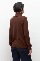 Polera de manga larga color marrón chocolate, con cuello alto tipo tortuga.