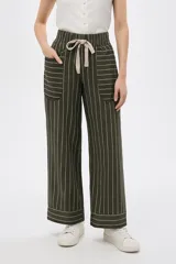 Pantalón ancho color verde militar con rayas verticales blancas, bolsillos delanteros y cintura elastizada con cordón.