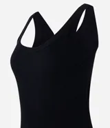 Musculosa negra de rib de algodón, con escote redondo.