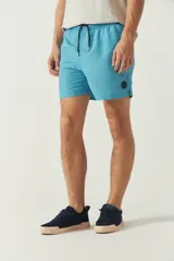 Short de baño estampado con cintura elástica ajustable con cordón, dos bolsillos laterales y uno trasero. Confeccionado en tela ligera de secado rápido y logo bordado.