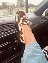 Alpargatas tipo mocasín de gamuza color amarillo mostaza, con detalle de flecos en la capellada.