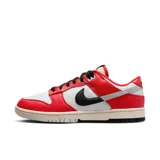 Championes Nike Dunk Bajo Retro Premium de hombre, color blanco y rojo con detalles en negro. Zapatillas de caña baja con cordones negros y suela color crema.
