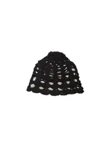 Casquete negro tejido a crochet con diseño calado.