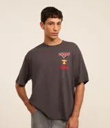 Remera gris de corte boxy, con cuello redondo y mangas cortas. Estampado frontal con logo de la película Cars, una copa y un auto.