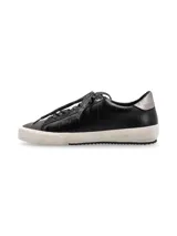 Sneaker negro con textura símil cuero de cocodrilo, cordones con detalles en lúrex, puntera de gamuza gris y detalle plateado en el talón.