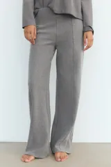 Pantalón de tiro alto color beige, con cintura elástica y pierna recta.