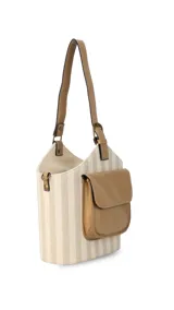 Matero con forma de balde, confeccionado en material símil cuero beige con estampado de rayas verticales en verde militar. Posee bolsillo frontal, asa de mano y correa larga desmontable.