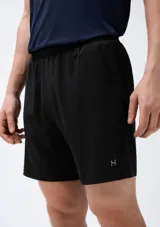 Bermuda deportiva negra con cintura elástica y logo pequeño en la pierna.