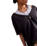 Remera negra de algodón, con escote en V profundo, mangas cortas y hombros caídos.