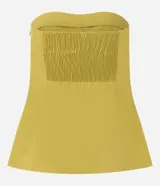 Blusa sin breteles color amarillo mostaza, confeccionada en sarga, con cierre por cremallera invisible en el lateral y bolsillos con solapa en la parte del frente. Posee lastex en la espalda y bajo redondeado.