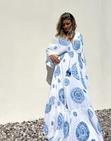 Túnica larga blanca con estampado de mandalas azules, escote en V y mangas largas.