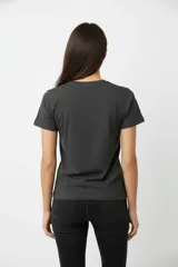 Remera negra de algodón con estampado de mariposa y frase "Set Yourself Free" en color celeste.