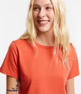 Blusa básica de algodón color tostado, de manga corta con dobladillo y nudo frontal.