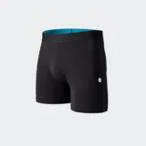 Bóxer negro de la marca Stance, con cintura elástica azul y logo de la marca en blanco en la pierna derecha.