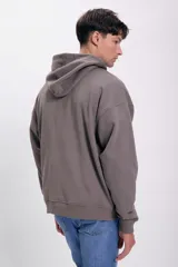 Canguro deportivo gris oscuro con capucha y bolsillo tipo parche con solapa en el pecho.