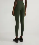 Calza deportiva larga color verde militar, de poliamida, con cintura alta acanalada y sin costuras.