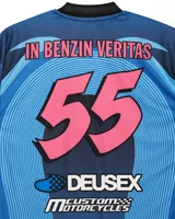 Camiseta de manga larga azul con estampado de la marca Deus Ex Machina en el frente y en las mangas.