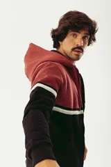 Campera deportiva con cierre completo, bloque de color en rojo y negro, logo estampado y bolsillo canguro.
