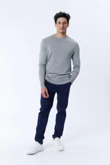 Buzo de punto gris melange con cuello redondo.