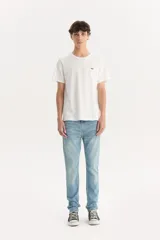 Pantalón de jean celeste, de corte skinny, con tiro medio y bolsillos delanteros y traseros.