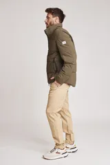 Pantalón chino color beige, de corte recto y tiro medio, con bolsillos laterales y traseros.