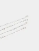 Set de dos pulseras plateadas con cierre de mosquetón y cadena de alargue. Una pulsera es de cadena de eslabones rectangulares y la otra es de cadena fina con dijes de corazones calados.