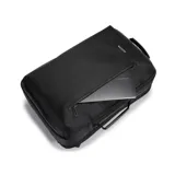 Mochila negra de poliéster impermeable, con capacidad de 23 litros y espacio para dos portátiles de hasta 17,3 pulgadas. Cuenta con tres bolsillos interiores, un bolsillo trasero oculto y un cinturón para sujetar a valija.