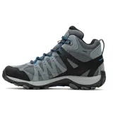 Bota de trekking Merrell Accentor 3 Mid WP para hombre, color gris con detalles en negro y azul. Fabricada con membrana impermeable, capellada de ante y malla reciclada, puntera de goma protectora y suela de goma adherente.
