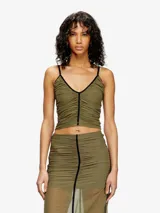Top color verde militar de tul elástico, con tirantes finos negros y escote en V. Presenta frunces en todo el tejido y cinta negra en la parte delantera y trasera.