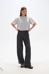 Pantalón de jean azul oscuro, de corte recto y tiro alto.