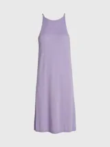 Vestido de tirantes de canalé suave color lila, con diseño racerback y ajuste metálico en los tirantes.