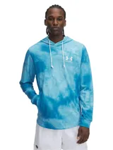 Buzo con capucha Under Armour Rival Terry AOP, con estampado integral celeste y blanco, logo estampado en el pecho y bolsillo tipo canguro.