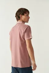 Remera cuello polo gris melange de manga corta, corte regular, con detalles de doble línea blanca en cuello y mangas, logo estampado en el pecho y confección en algodón.