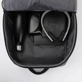 Mochila negra de poliéster impermeable con capacidad de 22 litros. Tiene compartimento para laptop de hasta 17,3 pulgadas, cuatro bolsillos interiores (dos con cremallera), dos espacios para botellas de agua, llavero interior, espacio para tarjeta y cinturón para valija en la parte trasera.