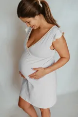 Camisón maternal corto color celeste, con escote cruzado y manguitas con puntilla elastizada.