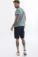 Remera de manga corta color verde azulado con cuello redondo y estampado frontal con el texto "UH3" en blanco.