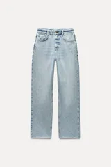 Jeans de mujer, tiro alto, corte recto y largo tobillero. Denim rígido de color celeste claro con efecto lavado. Presenta cinco bolsillos y cierre frontal con cremallera y botón metálico.