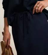 Pollera midi azul marino confeccionada en viscolino, con cintura elastizada y cordón ajustable.