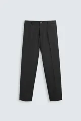 Pantalón de vestir gris oscuro, corte slim fit, con bolsillos laterales y traseros de ojal. Cierre frontal con cremallera y botón.